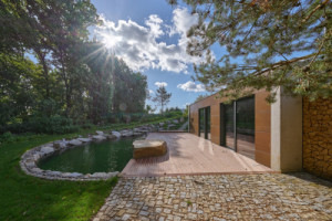Pohled do zahrady (Rodinná vila v Brně;  KYZLINK ARCHITECTS)
