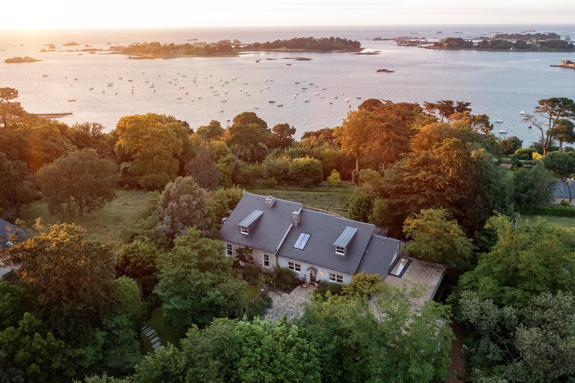 Bretaň má svou drsnou krásu - právě ta učarovala investorům z Prahy. (Rekosntrukce domu v Bretani, MOLO ARCHITEKTI)