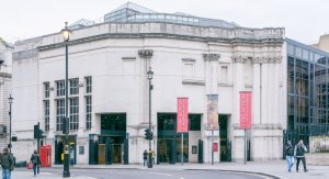 Robert Venturi a Denise Stott Brown - Sanisburyho křídlo Narodni galerie v Londýně (1991)