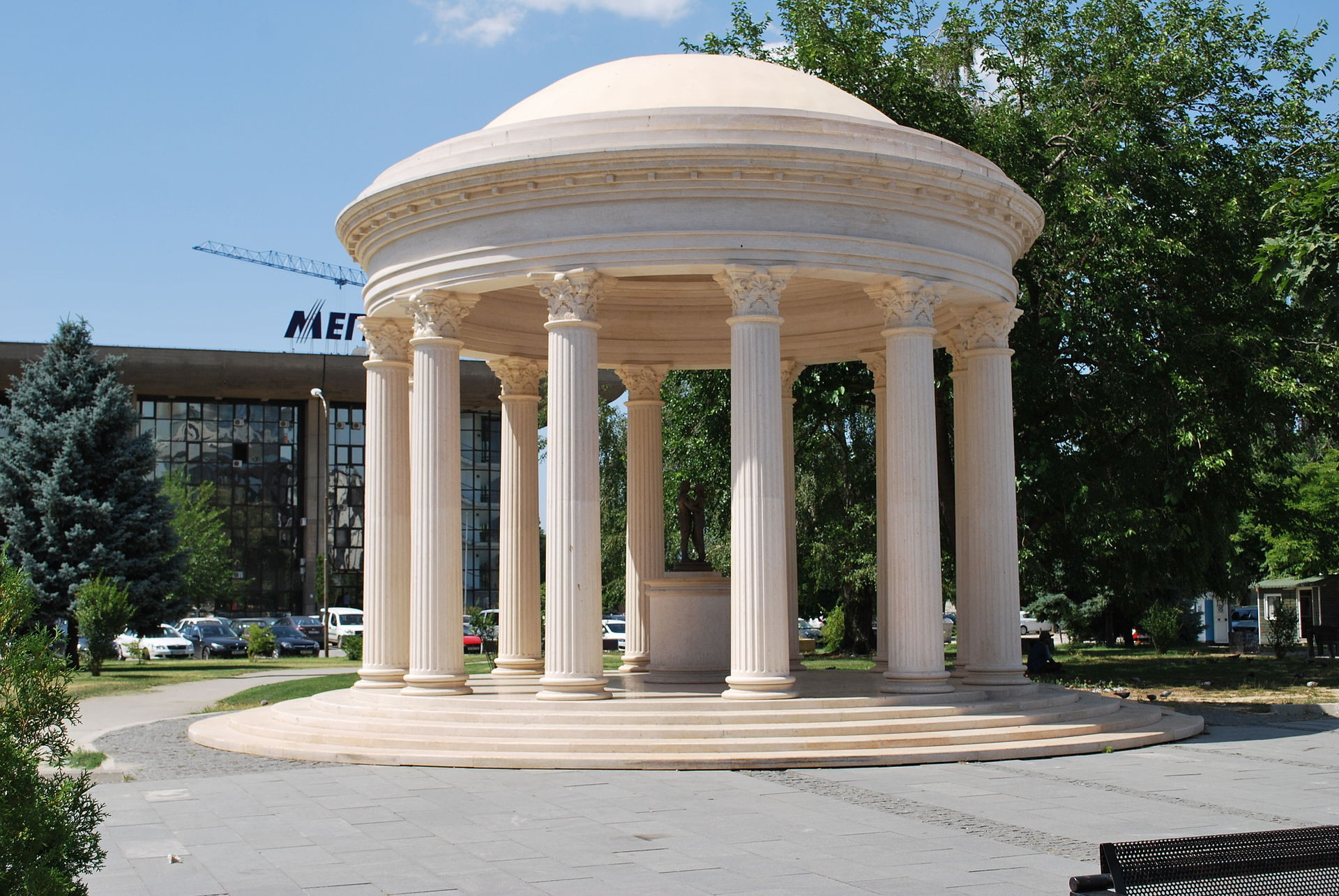 Pavilon na Makedonském náměstí ve Skopje postavený v roce 2011.