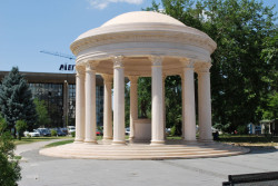 Pavilon na Makedonském náměstí ve Skopje postavený v roce 2011.