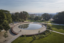 Park na Moravském náměstí od ateliéru Consequence Forma architects se stal oblíbenou zelenou oázou v centru města, která má "pro místní komunitu velký význam," jak zhodnotila porota. 