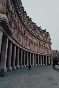Historické fasády v okolí, uvnitř betonový válec