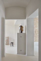 Rekonstrukce bytu v Karlových Varech, Plus One Architects: Mezi obývacím pokojem a kuchyní nově přibylo výdejní okénko, které oba prostory funkčně a vizuálně propojuje