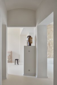 Rekonstrukce bytu v Karlových Varech, Plus One Architects: Mezi obývacím pokojem a kuchyní nově přibylo výdejní okénko, které oba prostory funkčně a vizuálně propojuje