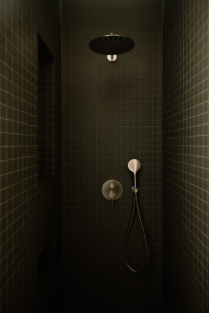 Nový sprchový kout v koupelně (Byt Bulharská; Anna Koukolová architekti)