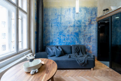 Vršovická dvojčata, Studio Reaktor: S novými prvky a materiály kontrastuje stará, nahrubo oškrábaná omítka, která se podobá abstraktní malbě