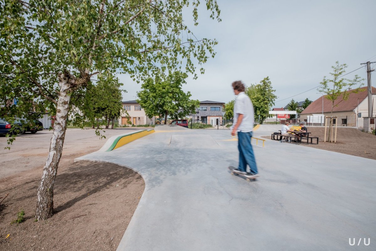Skatepark Jeneč, U/U studio: Výlet do skateparku v Řeporyjích starostu dokonce okouzlil natolik, že začal uvažovat i o expanzi skateparku do míst zelené plochy, až se dráty nízkého napětí zakopou pod zem