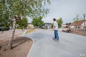 Skatepark Jeneč, U/U studio: Výlet do skateparku v Řeporyjích starostu dokonce okouzlil natolik, že začal uvažovat i o expanzi skateparku do míst zelené plochy, až se dráty nízkého napětí zakopou pod zem