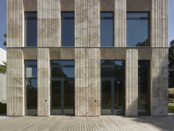 Rekonstrukce a dostavba Korejského velvyslanectví v Praze, SIAL architekti a inženýři spol. s r.o.: Fasádu přístavby tvoří travertinový obklad s vertikálním kanelováním