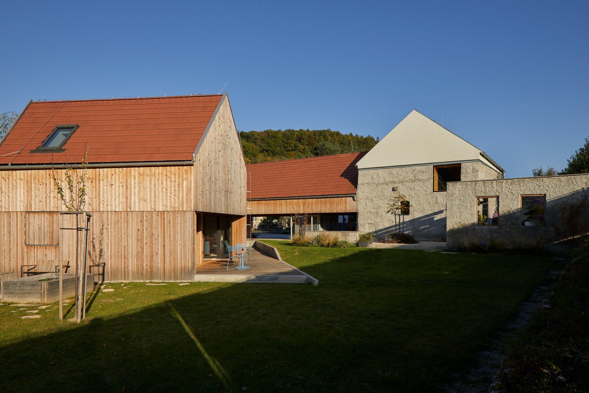 Proměna hospodářské usedlosti s mlýnem na Slovensku od RDTH architekti