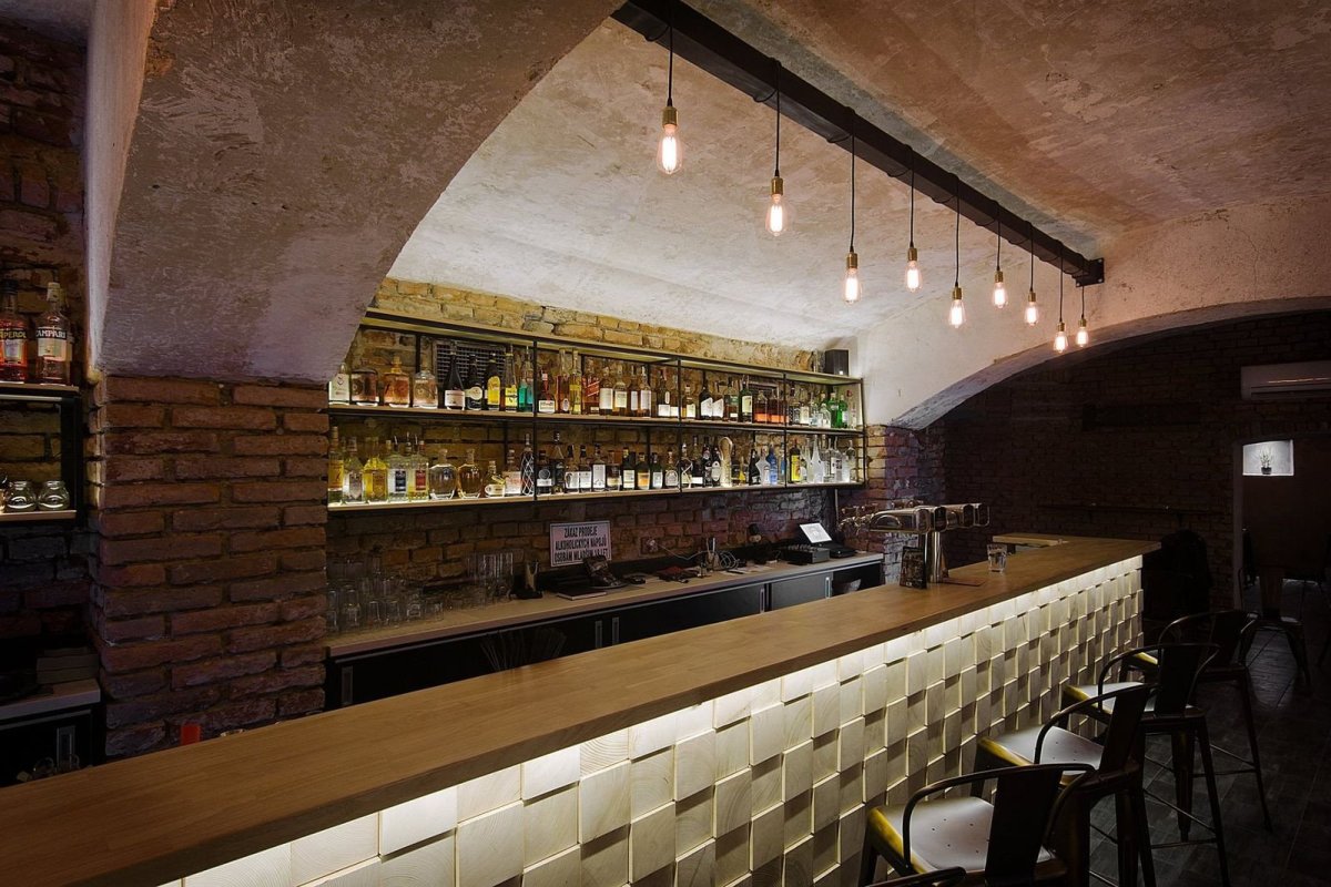 Interiéru dominuje bar. Foto