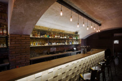 Interiéru dominuje bar. Foto