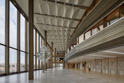 Uvnitř budovy ale na návštěvníky čekají velkorysé a překvapivé interiéry, které se v mnoha případech dodnes dochovaly v autentickém stavu včetně původního vybavení. Díky tehdejšímu zákonu o investování 1-4 procent celkového rozpočtu stavby do umění najdeme v interiérech také mnoho cenných děl od předních československých umělců. V případě Paláce kultury, za jehož cenu by se tehdy dalo postavit sídliště pro 10 000 lidí, se tak do umění investovaly velké prostředky.