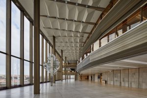 Uvnitř budovy ale na návštěvníky čekají velkorysé a překvapivé interiéry, které se v mnoha případech dodnes dochovaly v autentickém stavu včetně původního vybavení. Díky tehdejšímu zákonu o investování 1-4 procent celkového rozpočtu stavby do umění najdeme v interiérech také mnoho cenných děl od předních československých umělců. V případě Paláce kultury, za jehož cenu by se tehdy dalo postavit sídliště pro 10 000 lidí, se tak do umění investovaly velké prostředky.
