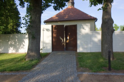 Brána  (Rekonstrukce hřbitova v Pátku, Tomáš Podrázský)