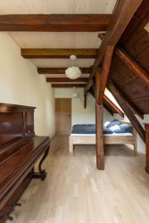 Vidět je také původní krov, prošel opravou a zpevněním. (Rodinný dům v Dehtárech, SP-AM)