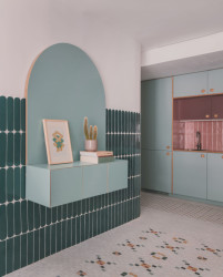 Keramický obklad lemuje celý hlavní prostor, na levé zdi použili autoři kachličky modré, pravou zeď obložili až ke stropu kachličkami v růžovém odstínu. (TUR House, OOIIO) 