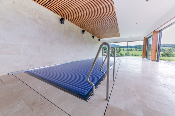 Nerezový bazén s lamelovým zakrytím