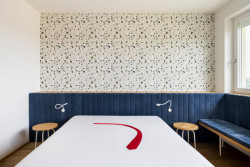 Rekonstrukce interiéru žižkovského mezonetu v Praze od No Architects