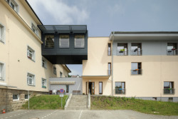 Díky rychlosti výroby, dodávky a výstavby modulárních konstrukcí pomáhá společnost KOMA lidem v neočekávaných životních situacích