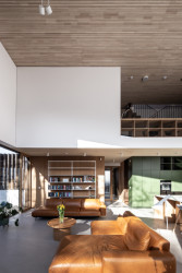 Porota na stavbě ocenila, jak se ji architektům podařilo začlenit do okolí. Současně vyzdvihla řemeslně zpracované detaily a autorské vybavení. (Drevodom Devín, plusminusarchitects)