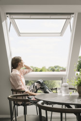 Elektricky ovládané výklopně-kyvné střešní okno VELUX INTEGRA ® GPU.