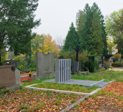 náhrobek rodiny Neumark, studio NEW WORK: Poslanec Doležel uspořádal architektonickou soutěž a sbírku na realizaci.