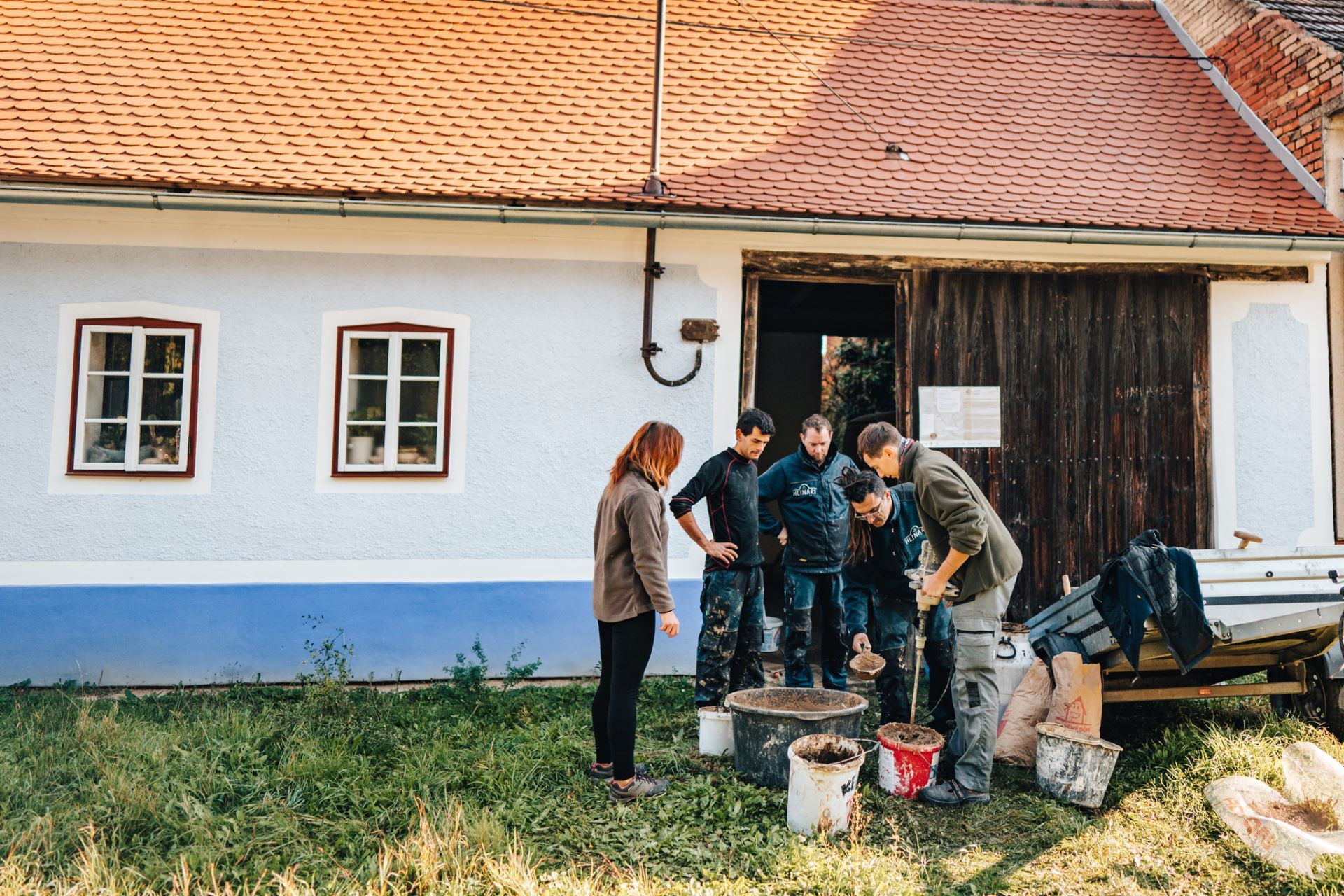 Pod vedením zkušených řemeslníků si mohou návštěvníci vyzkoušet tradiční techniky a materiály.