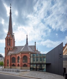 Obnova Červeného kostela, atelier-r: Červený kostel v Olomouci se po více než šedesáti letech otevřel veřejnosti. Skrze důkladnou rekonstrukci se původní sklad knih proměnil k nepoznání