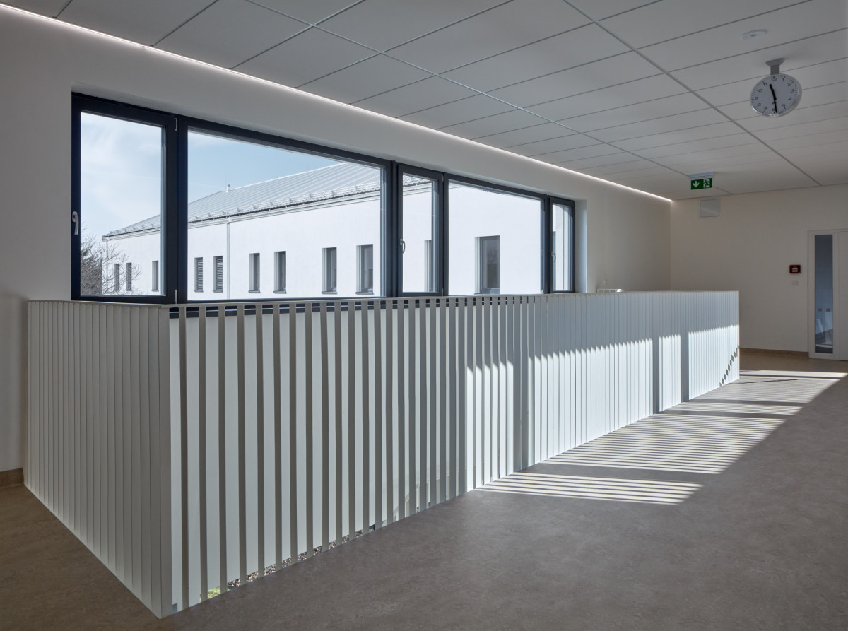 Pohled do interiéru (Dětská léčebna se speleoterapií v Ostrově u Macochy; Adam Rujbr Architects)
