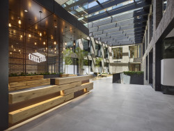 Jakub Cigler Architekti realizovali nárožní administrativní budovu na náměstí W. Churchilla s cihlovou fasádou