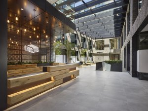 Jakub Cigler Architekti realizovali nárožní administrativní budovu na náměstí W. Churchilla s cihlovou fasádou