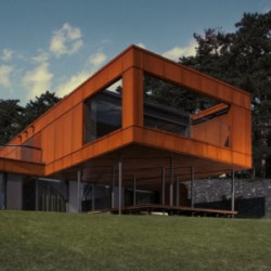 Vila v Černošicích od studia Olgoj Chorchoj upoutává rezavou fasádou