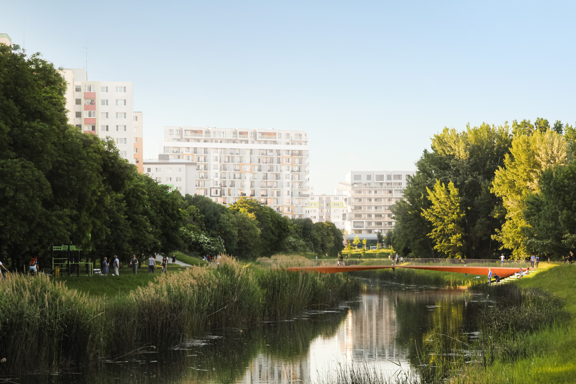 Studia Peer a AXXI navrhla lávky na slovenské sídliště Petržalka obohacující veřejný prostor