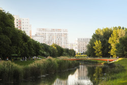 Studia Peer a AXXI navrhla lávky na slovenské sídliště Petržalka obohacující veřejný prostor