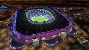 Doslova na hranici Dauhá a pouště stojí nový stadion Ahmad Bin Ali pojmenovaný po bývalém katarském emíru. Vzhledem k jeho poloze se mu přezdívá „pouštní brána“.