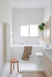 Ložnice je propojená se světlou koupelnou. (JanskyDundera, Rekonstrukce prvorepublikového bytu)