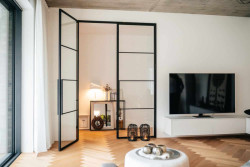 Bungalov s šedivým cihelným páskem na fasádě. Ten je podle majitelů pěkný i praktický na údržbu.