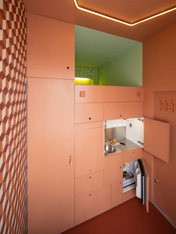Je tu maličká kuchyňská linka i s ledničkou. (Minimální byt v Rotterdamu, STAR - Strategies and Architecture, BOARD - Bureau of Architecture, Research and Design)