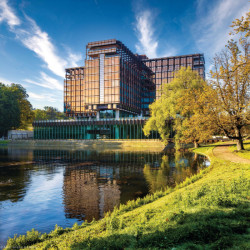 Moderní protisluneční povlaky regulují tepelné zisky na exponovaných částech fasády, propouštějí dostatek přirozeného světla a zároveň zajišťují potřebnou tepelnou izolaci. 