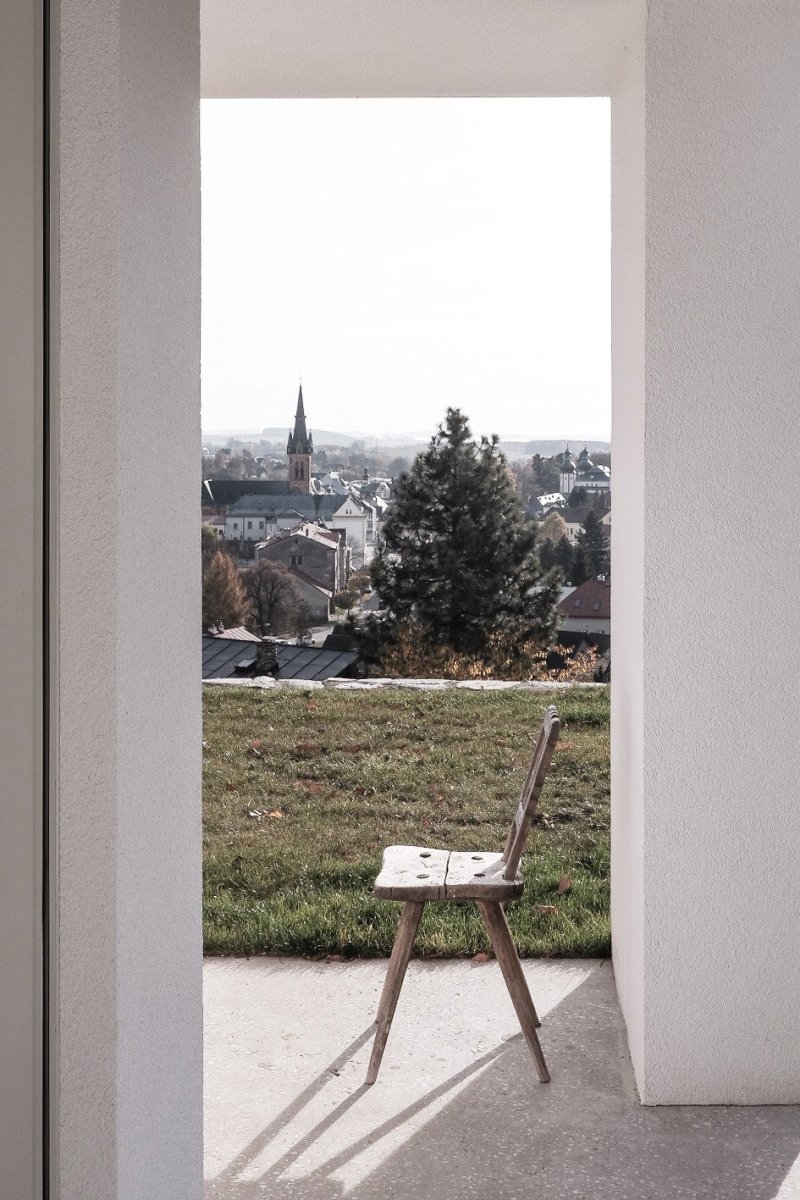 Architekti ho proto pojali jako nízkou jednopodlažní hmotu