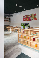 Hlavní rozcestník vzniká hned za vstupními dveřmi, kde se návštěvník ocitne u dřevěného pultu, u kterého se může rozhodnou, na jakou stranu se vydá. (KRO Vršovice, NEUHAUSL HUNAL)