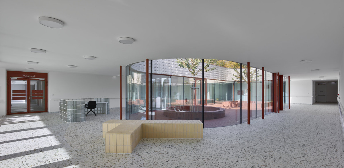 Atria přivádějí do interiéru světlo a fungují také jako orientační body. (Domov seniorů v Novém Bydžově; Architektura)