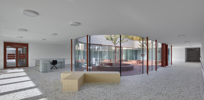 Atria přivádějí do interiéru světlo a fungují také jako orientační body. (Domov seniorů v Novém Bydžově; Architektura)