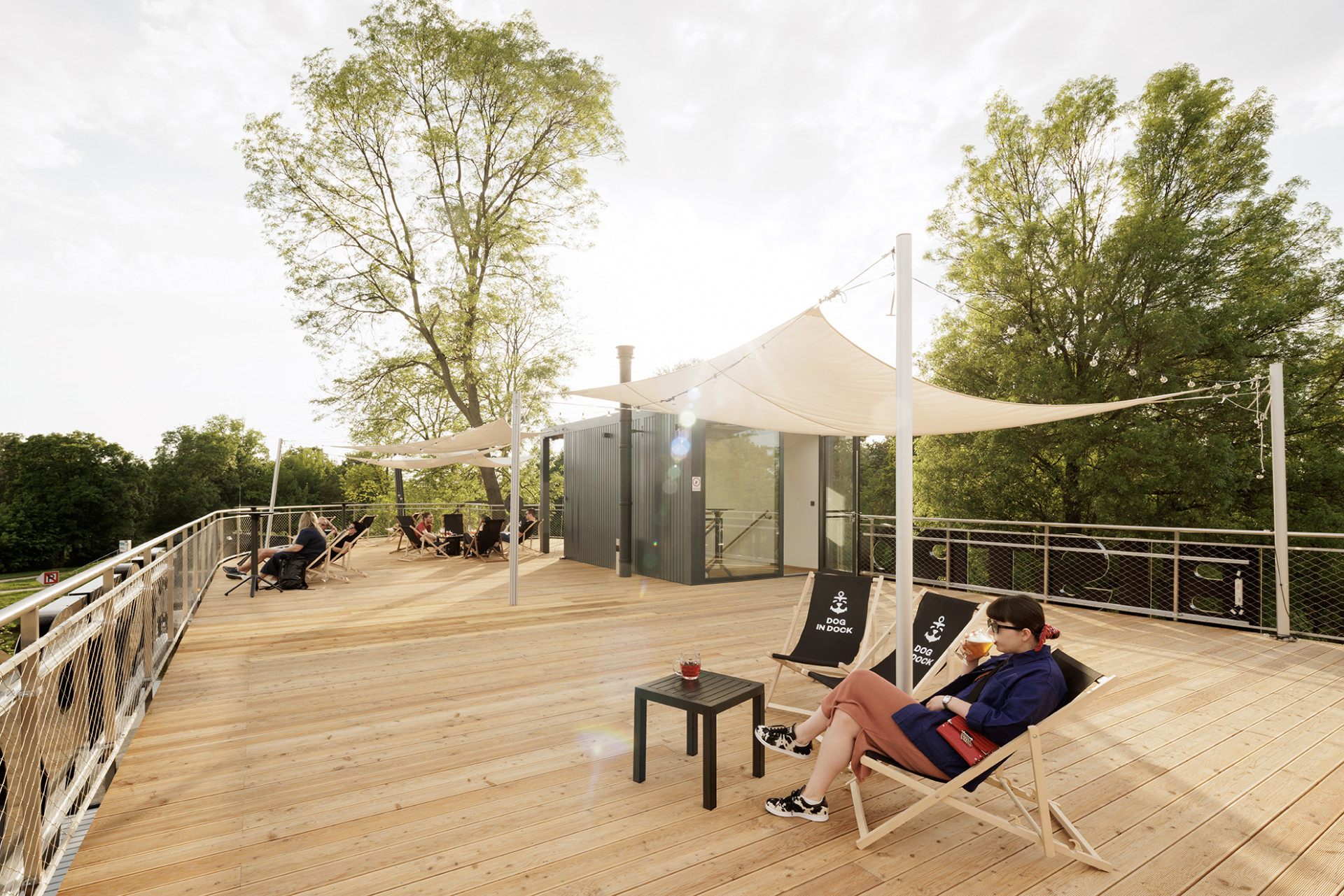 Ve Veselí nad Moravou vzniklo nové Bistro Dog in Dock podobající se lodi. Navrhlo ho architektonické studio Black n’Arch, postavené je z modulů.