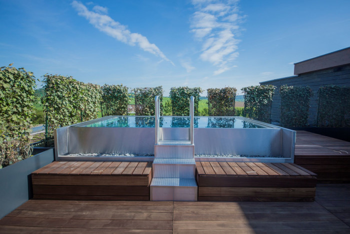 Přelivná nerezová vířivka IMAGINOX na terase hotelového pokoje