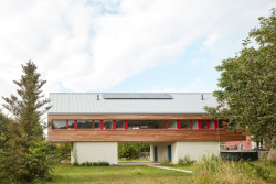 U Berounky vyrostl nový rodinný dům, nikdo mu ale neřekne jinak, než „most“. (Rodinný dům v Řevnicích, 0,5 studio)