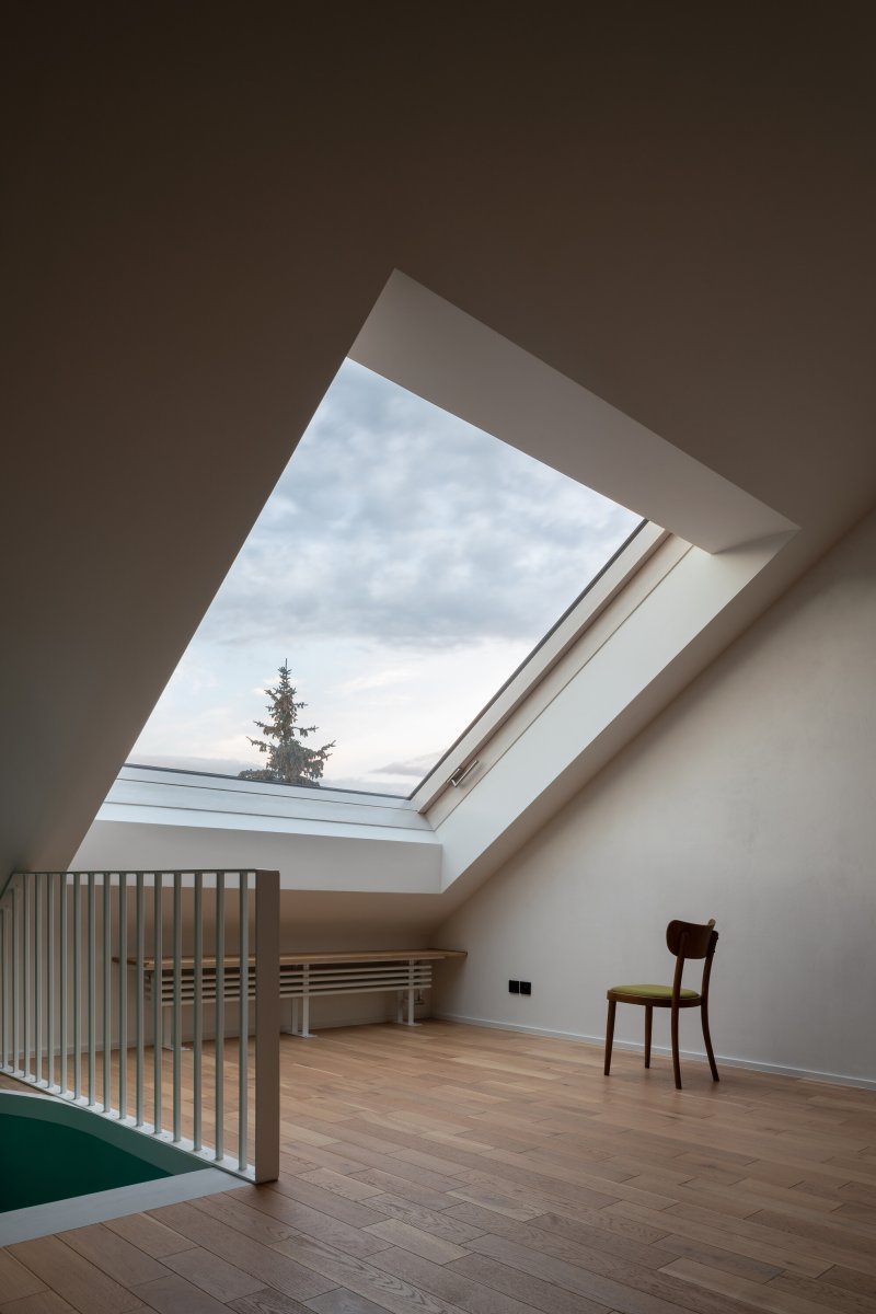 V patře původního domku se nachází výtvarný ateliér. (Rodinný dům v Křenovicích, ika.architekti)