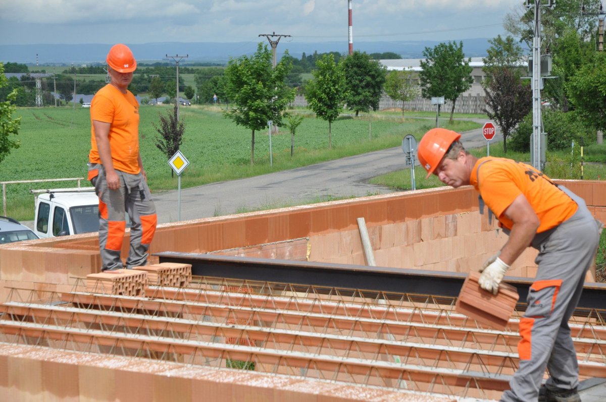 Instalace stropů HELUZ - i ty jsou nabízeny v rámci iniciativy Smysluplný celek